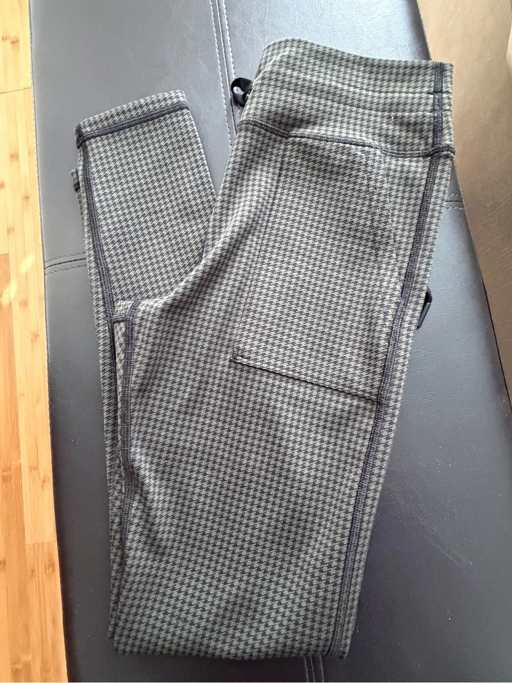 Aerie offline active matching set in Dark Green Houndstooth